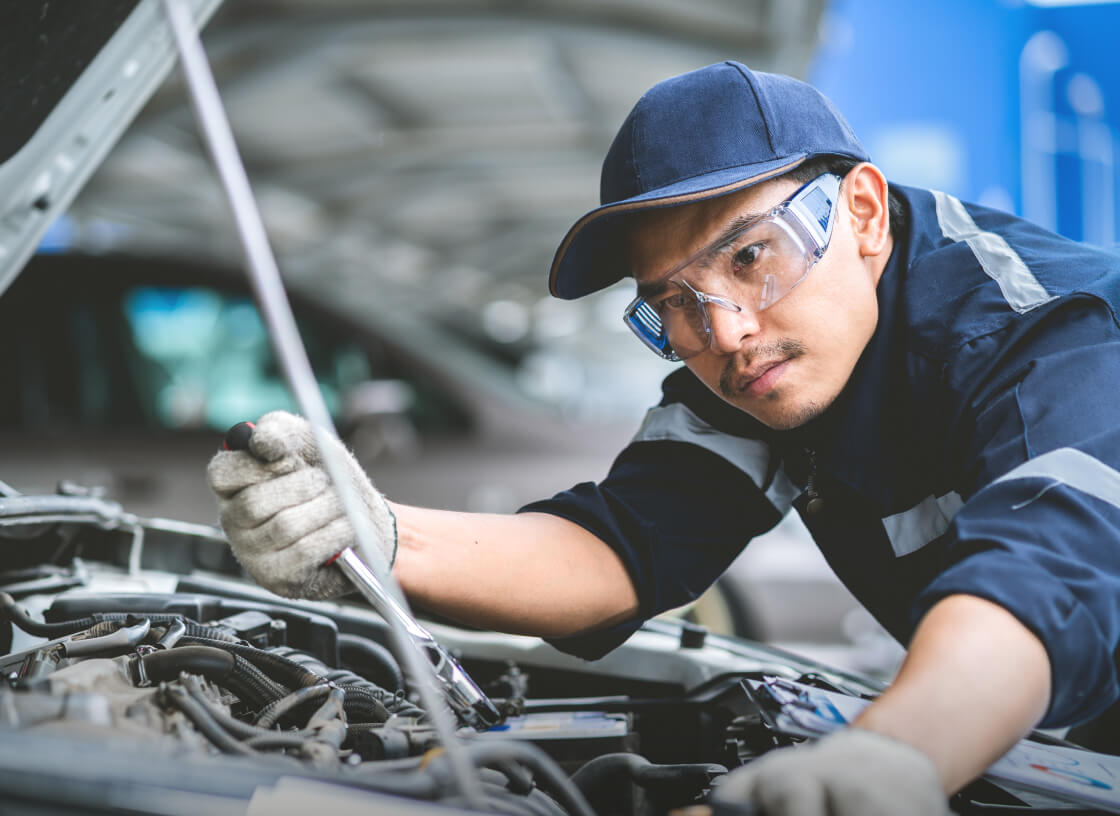 自動車整備業で働く様子