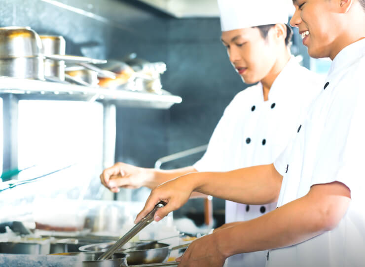 外食業で働く様子