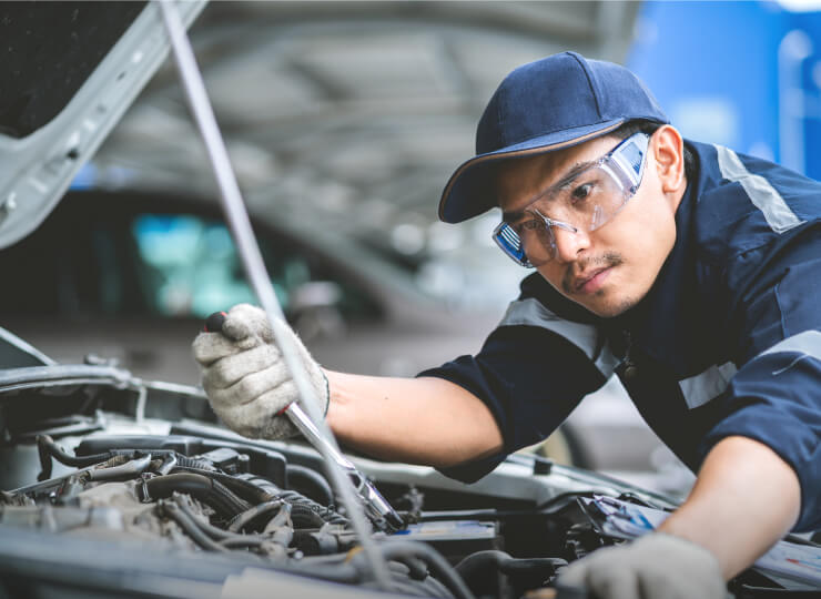 自動車整備業で働く様子