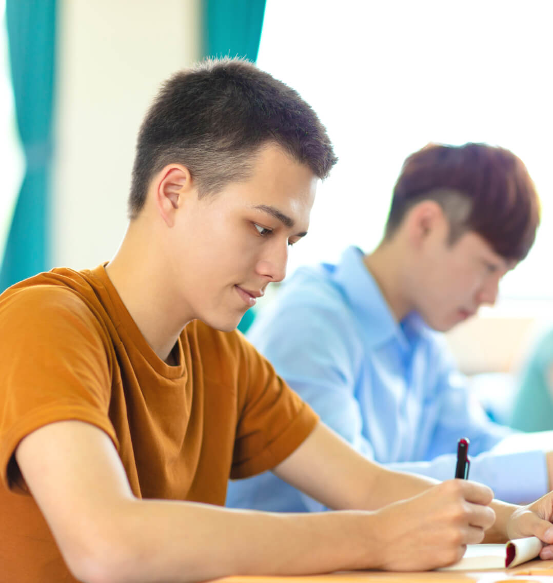 学習する海外人材の様子